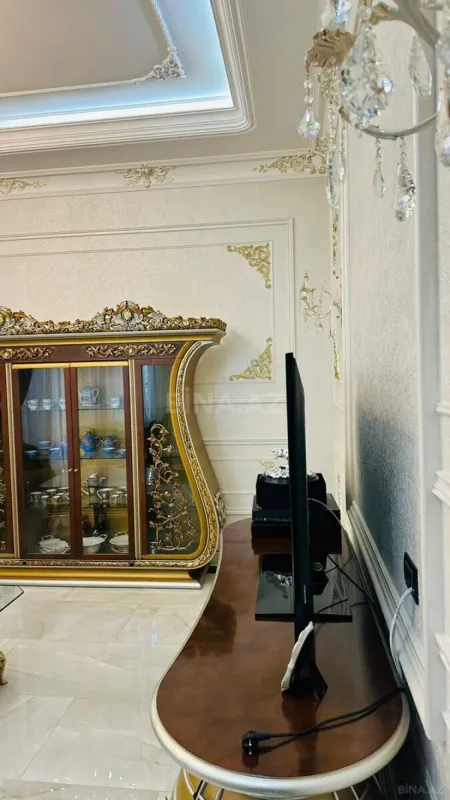 Satılır 4 otaqlı mənzil 215 m²