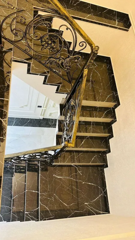 Satılır 4 otaqlı mənzil 215 m²