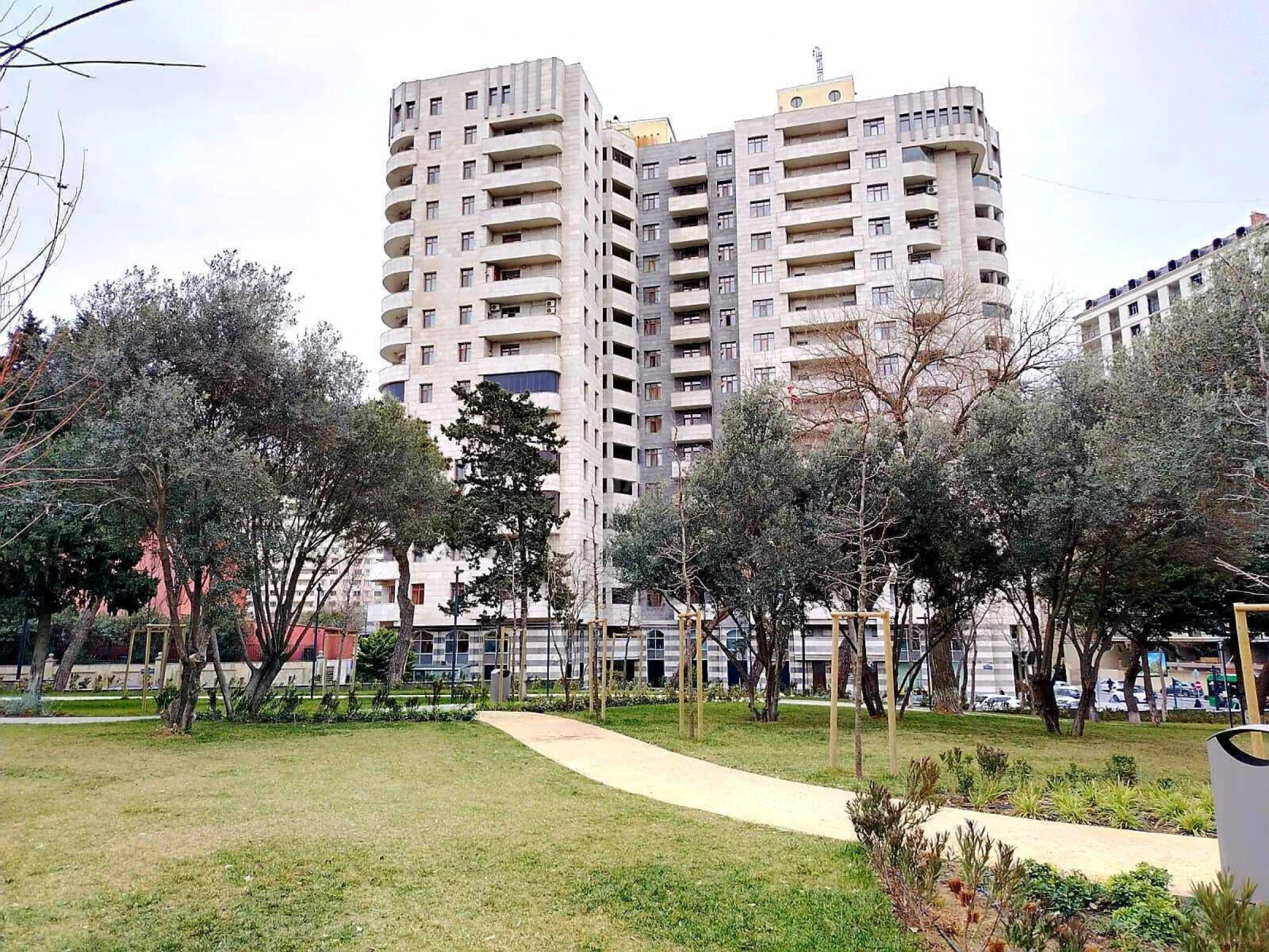 Satılır 2 otaqlı mənzil 101 m²