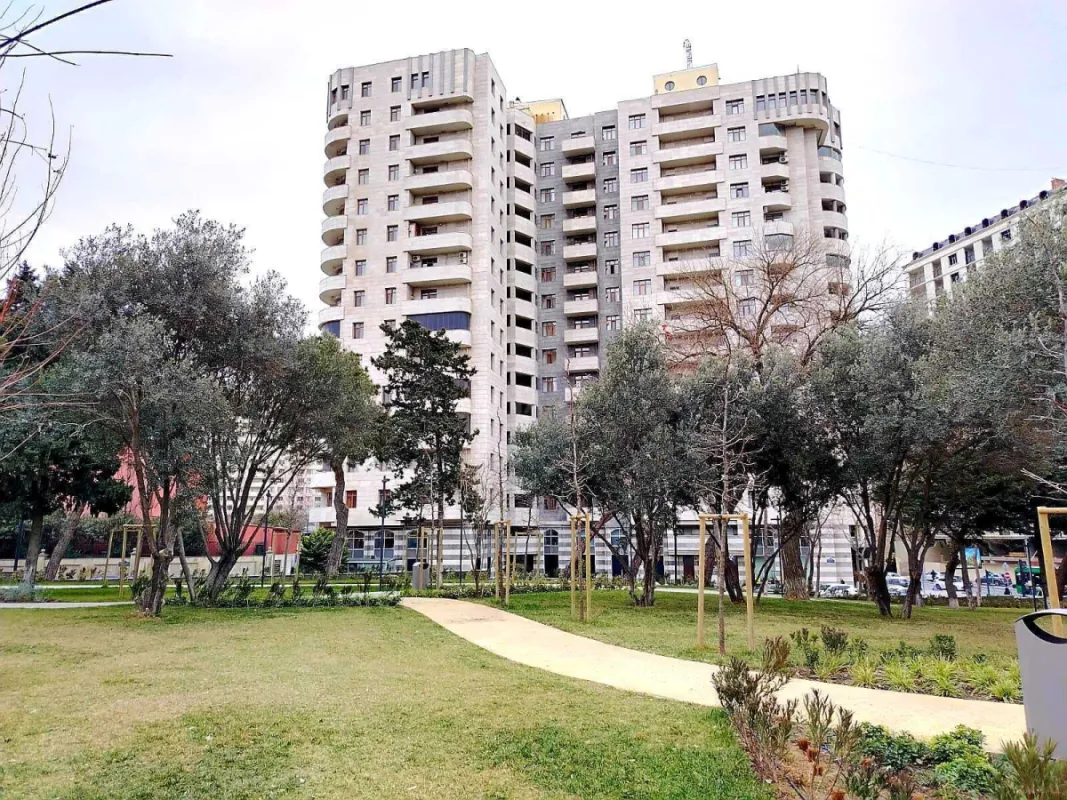 Satılır 2 otaqlı mənzil 101 m²