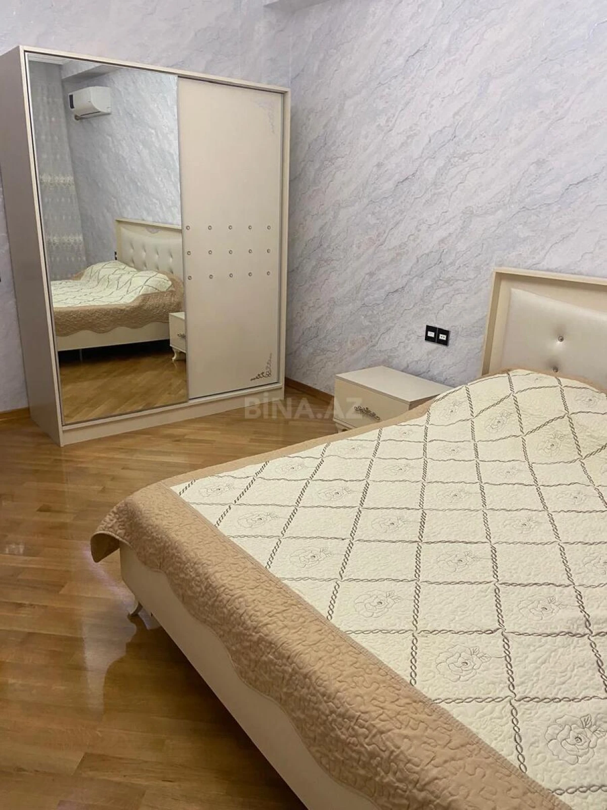 Kirayə verilir 2 otaqlı mənzil 113 m²