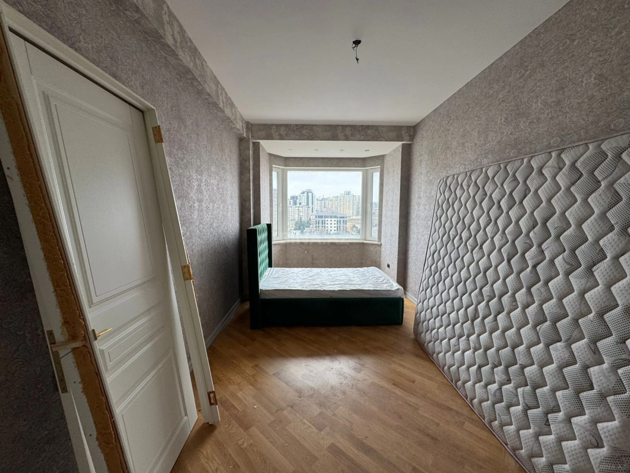 Satılır 5 otaqlı mənzil 252 m²