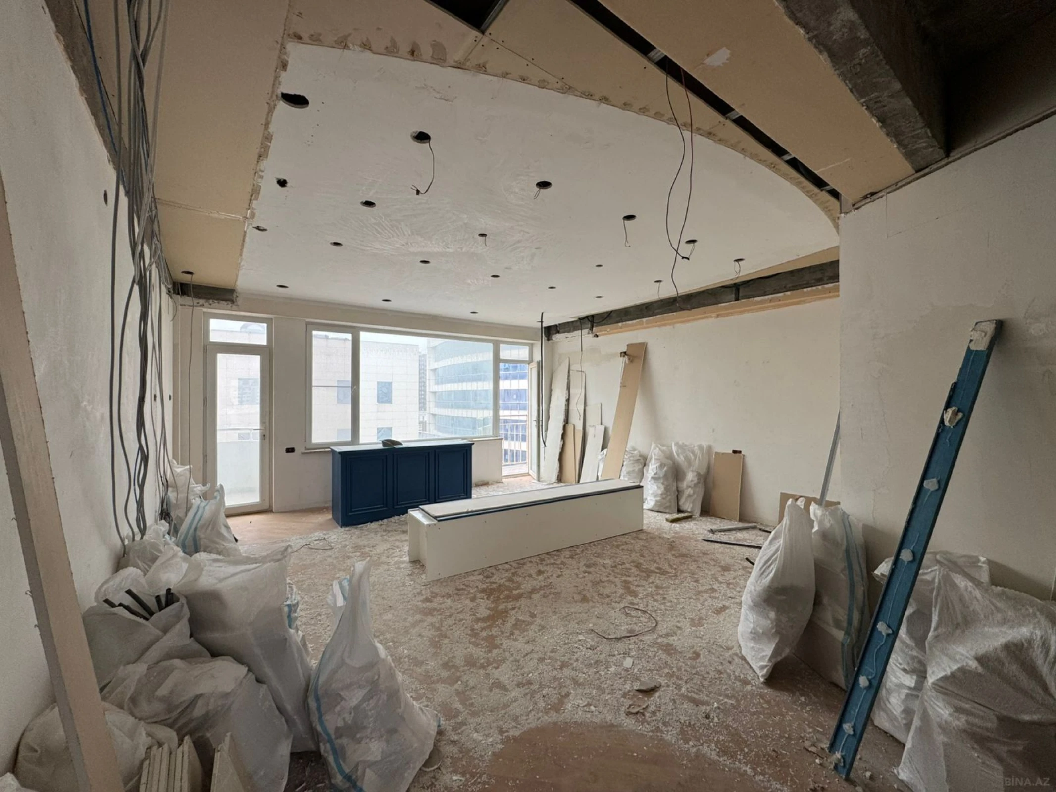 Satılır 5 otaqlı mənzil 252 m²