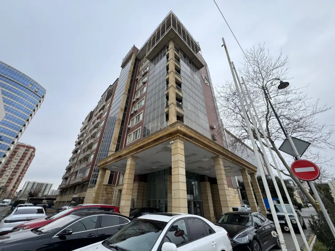 Satılır 5 otaqlı mənzil 252 m²