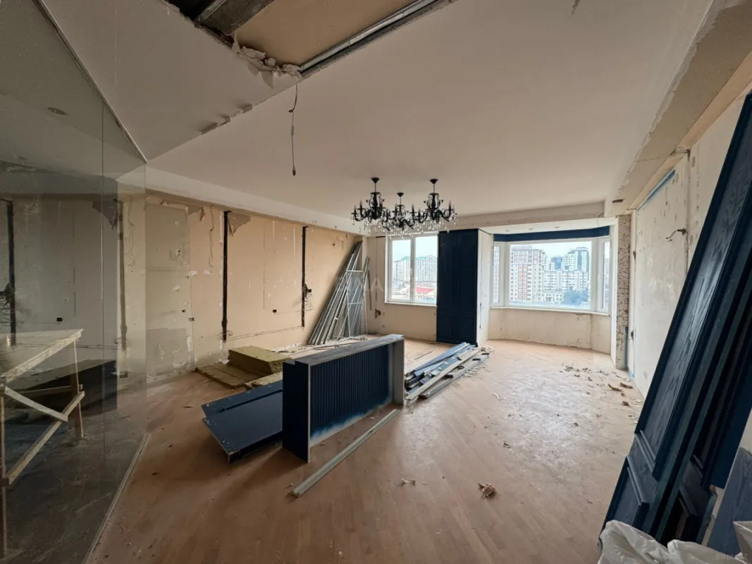 Satılır 5 otaqlı mənzil 252 m²