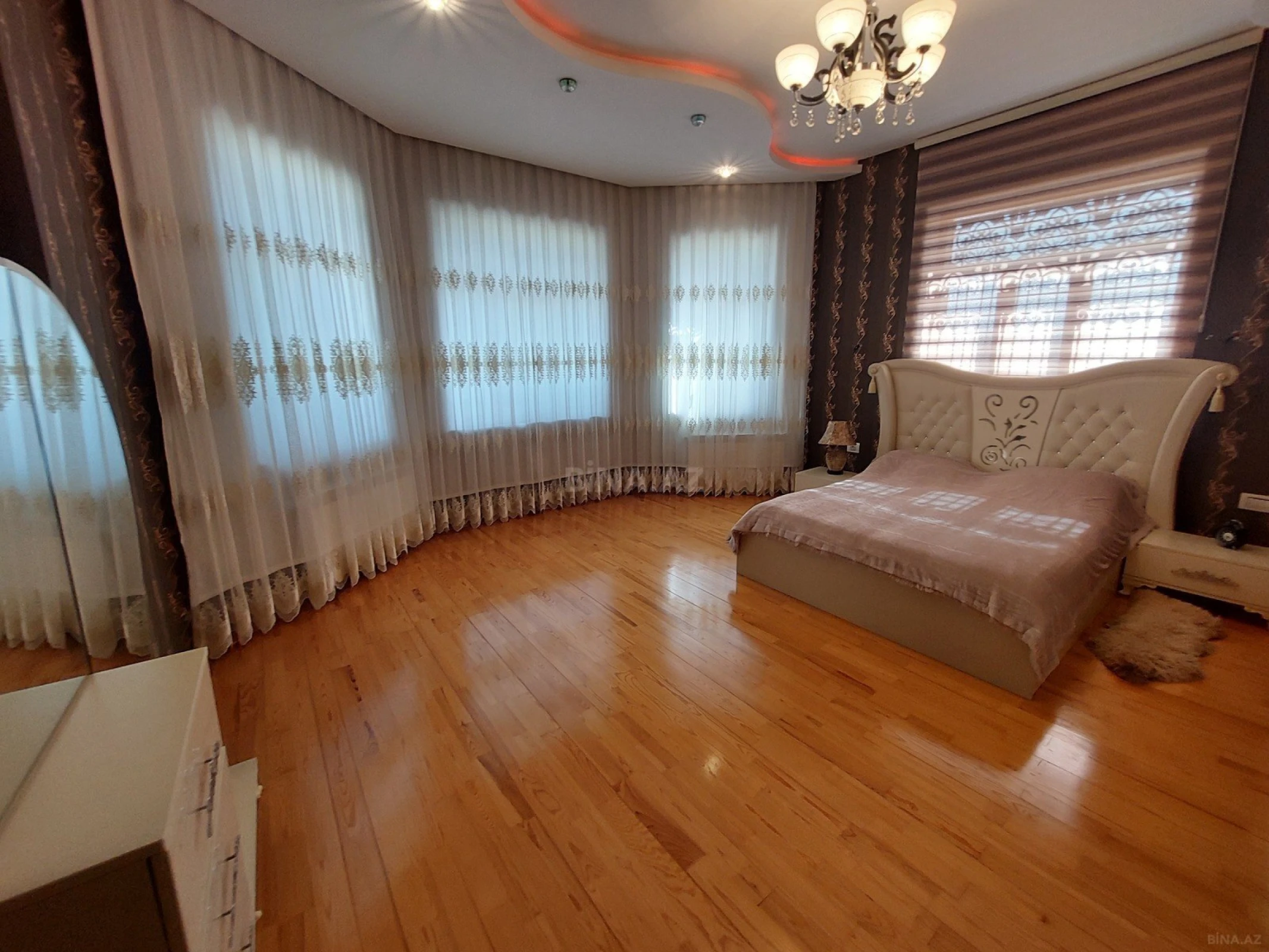 Satılır 6 otaqlı həyət evi 300 m²