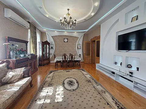 Satılır 6 otaqlı həyət evi 300 m²