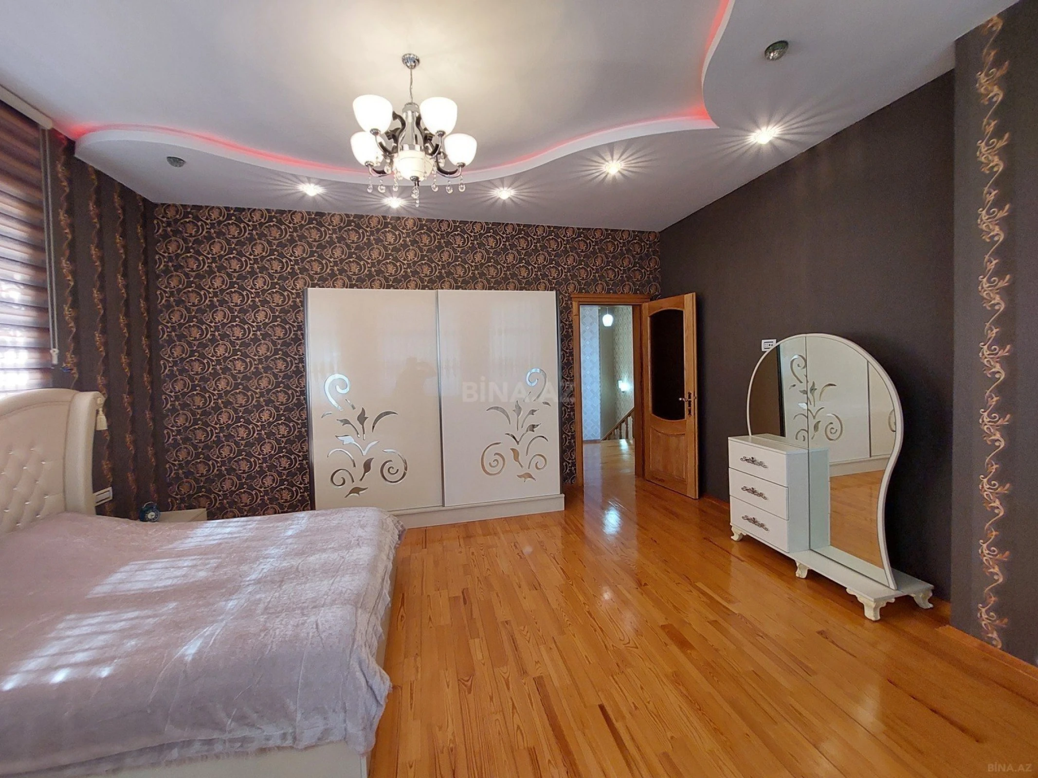 Satılır 6 otaqlı həyət evi 300 m²