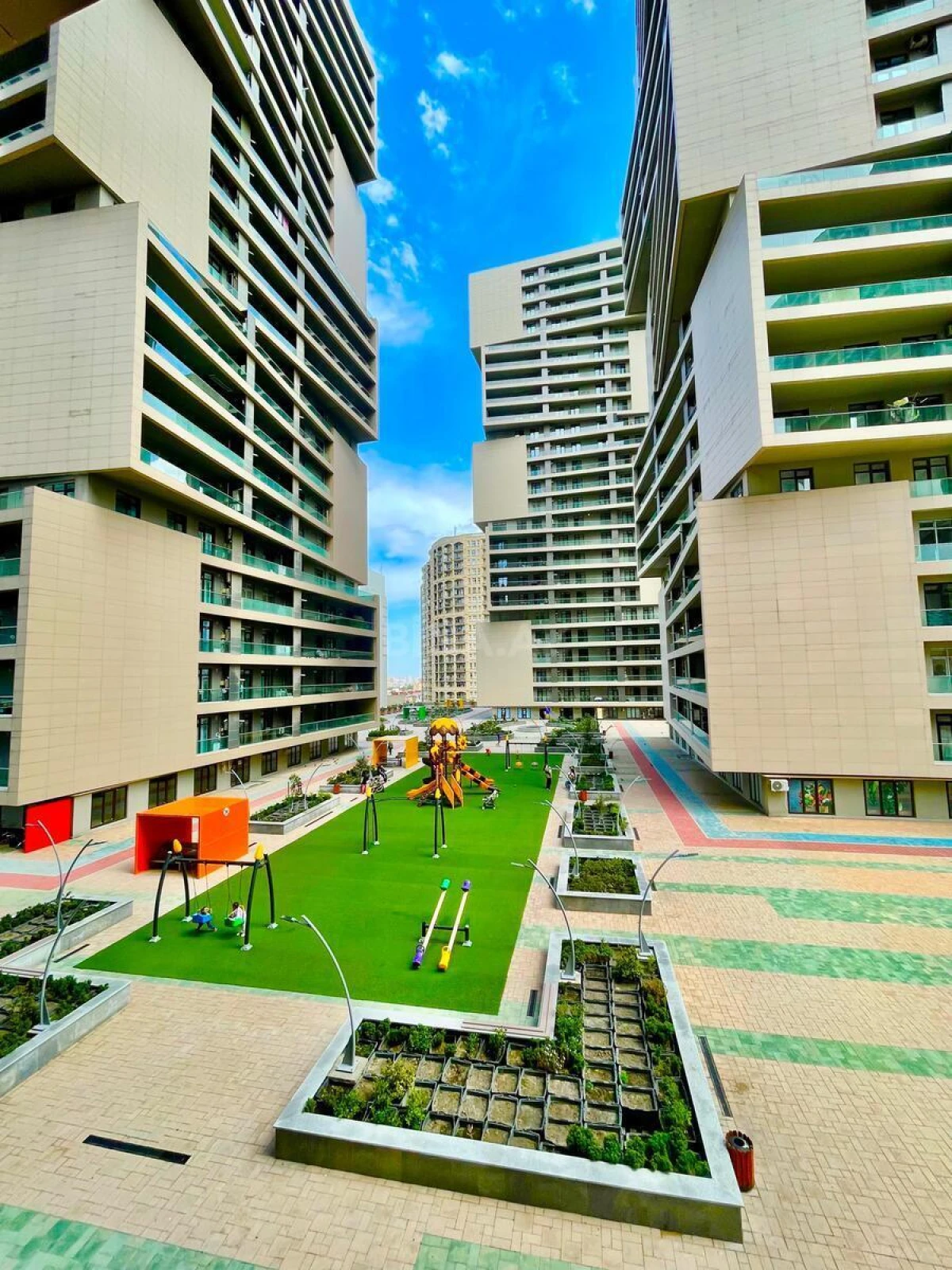 Kirayə verilir 2 otaqlı mənzil 107 m²