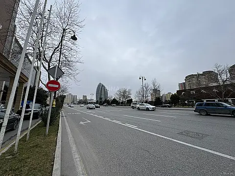 Satılır 4 otaqlı mənzil 252 m²