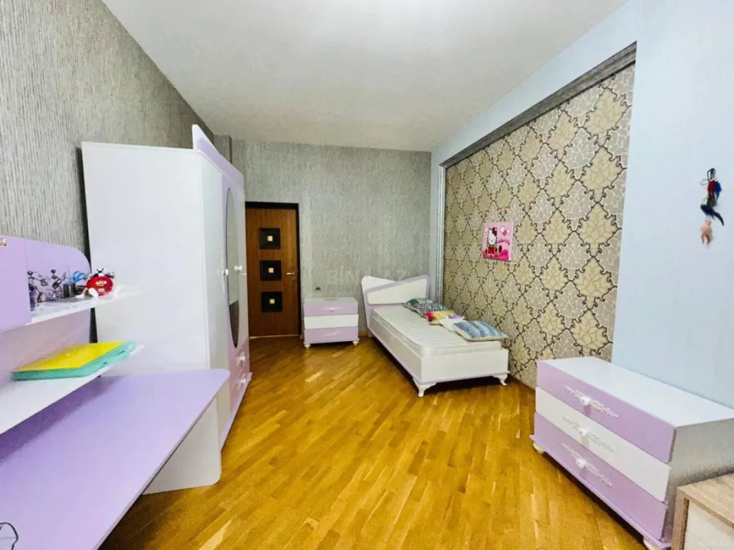Kirayə verilir 4 otaqlı mənzil 170 m²
