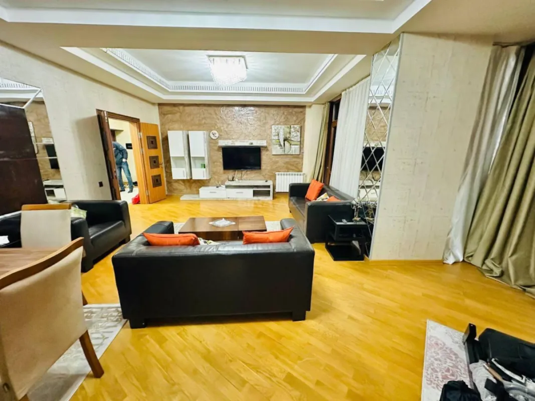 Kirayə verilir 4 otaqlı mənzil 170 m²