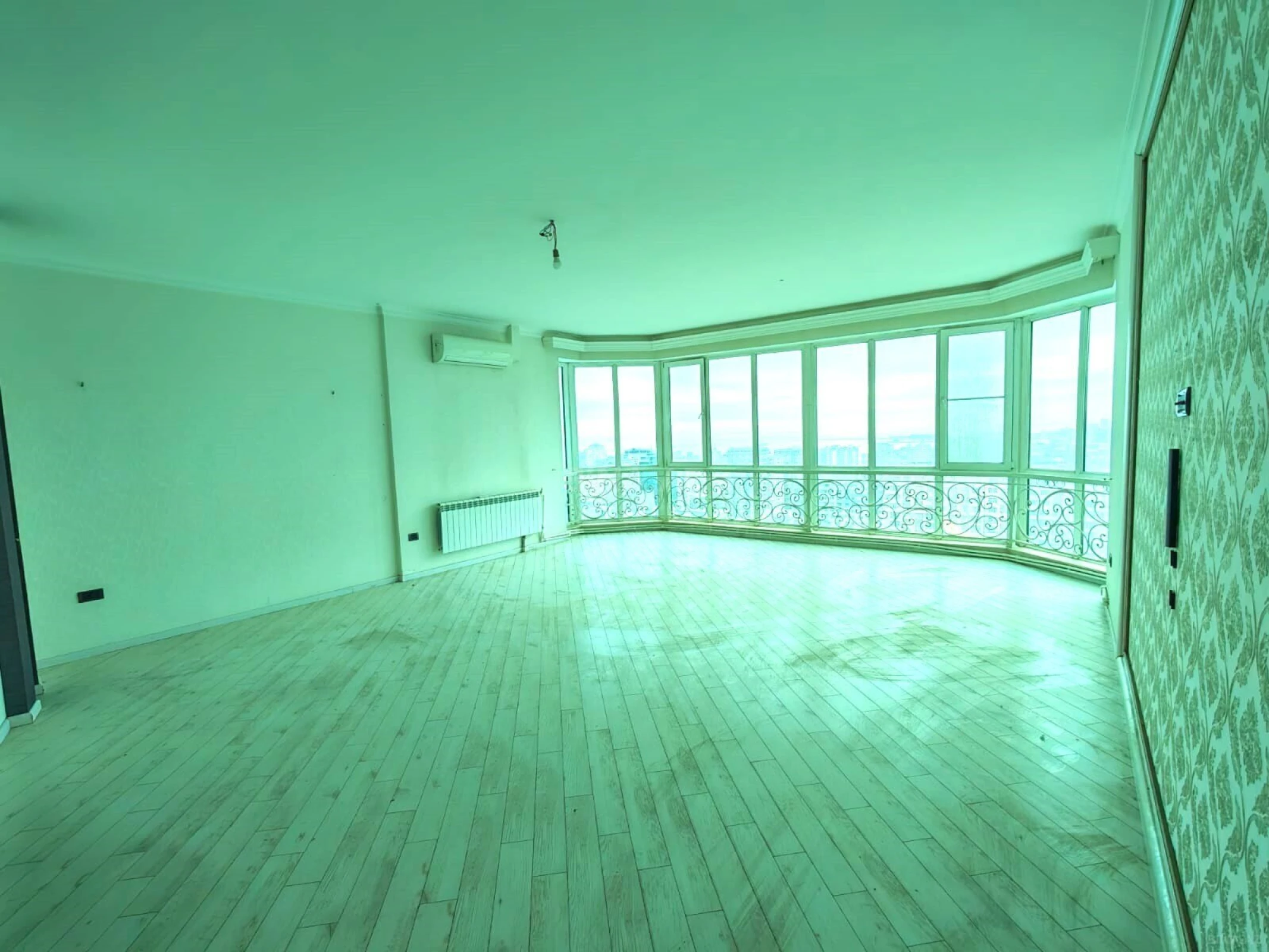 Satılır 3 otaqlı mənzil 180 m²