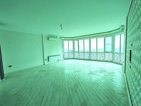 Satılır 3 otaqlı mənzil 180 m²