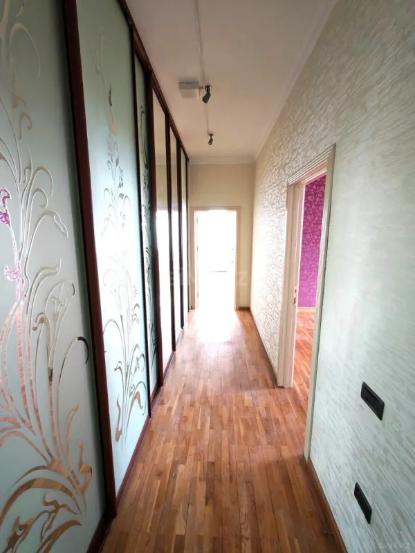 Satılır 3 otaqlı mənzil 180 m²