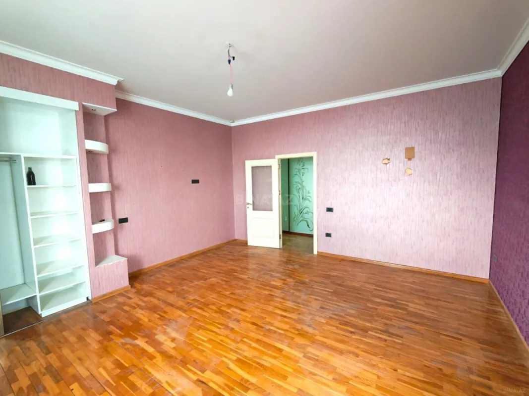 Satılır 3 otaqlı mənzil 180 m²