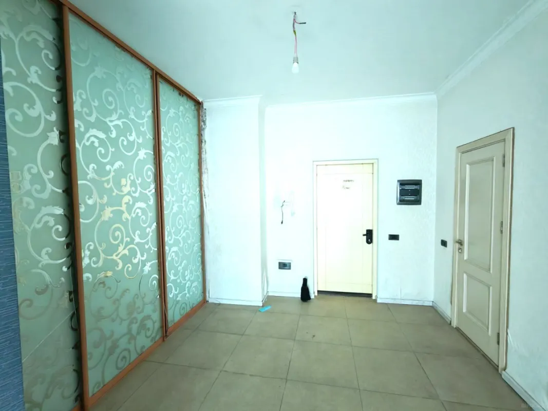 Satılır 3 otaqlı mənzil 180 m²