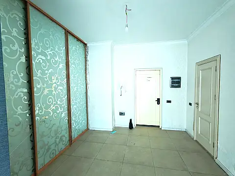 Satılır 3 otaqlı mənzil 180 m²