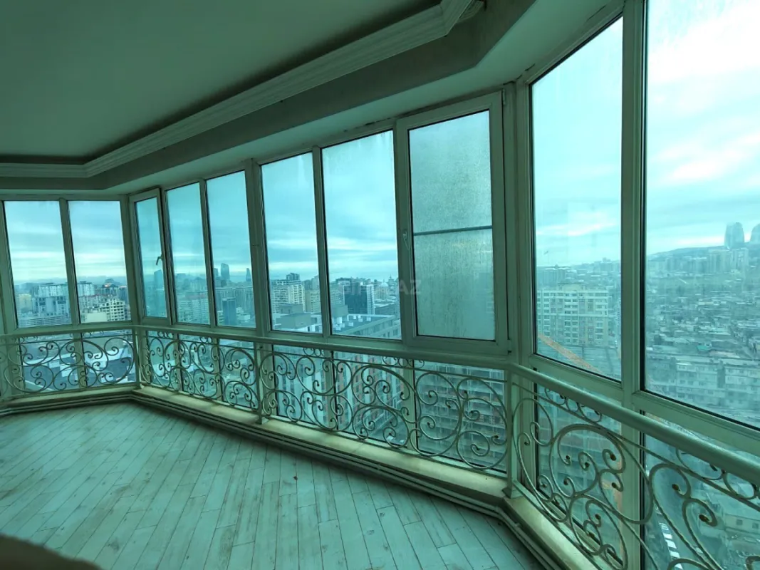 Satılır 3 otaqlı mənzil 180 m²