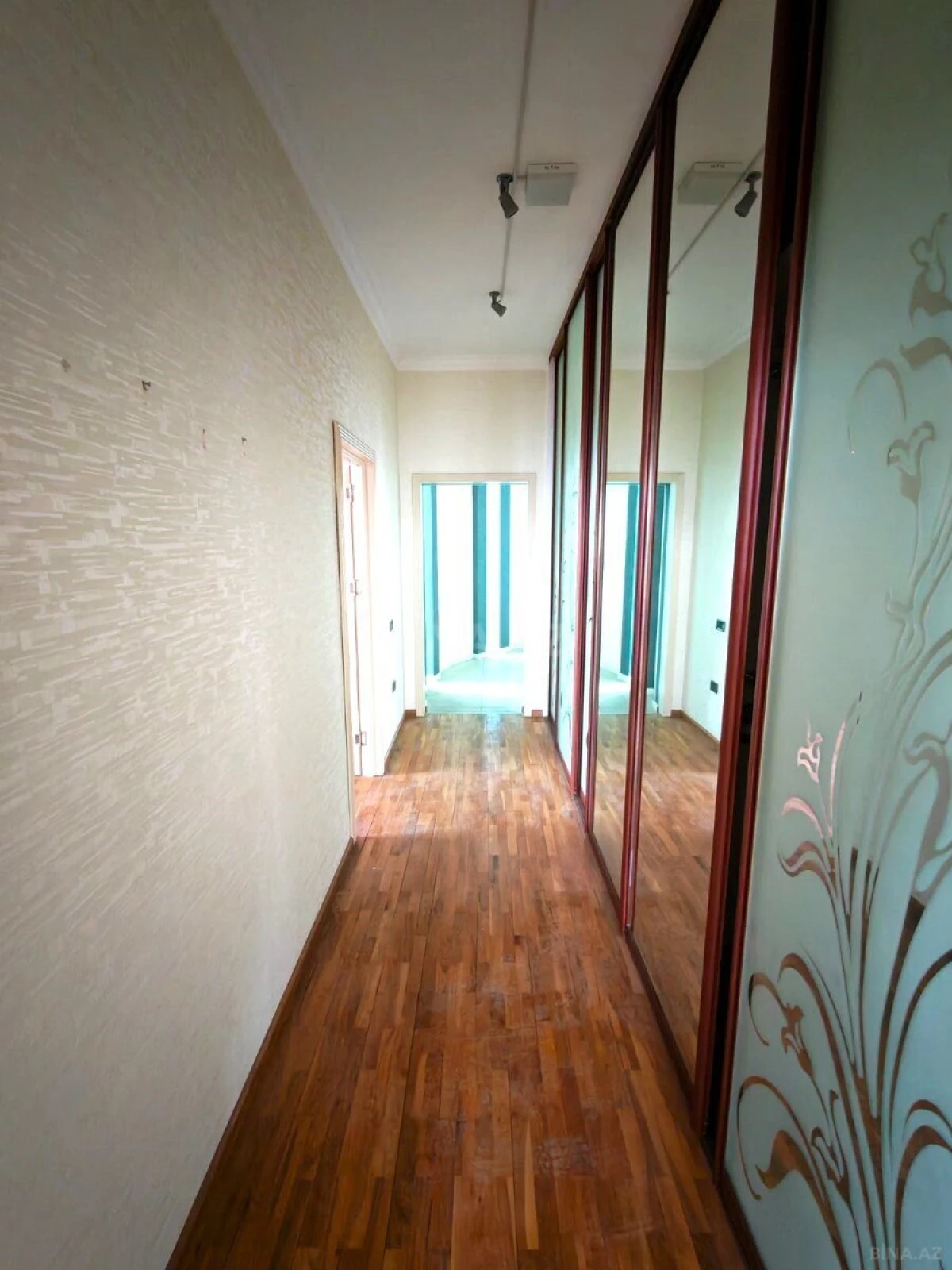 Satılır 3 otaqlı mənzil 180 m²