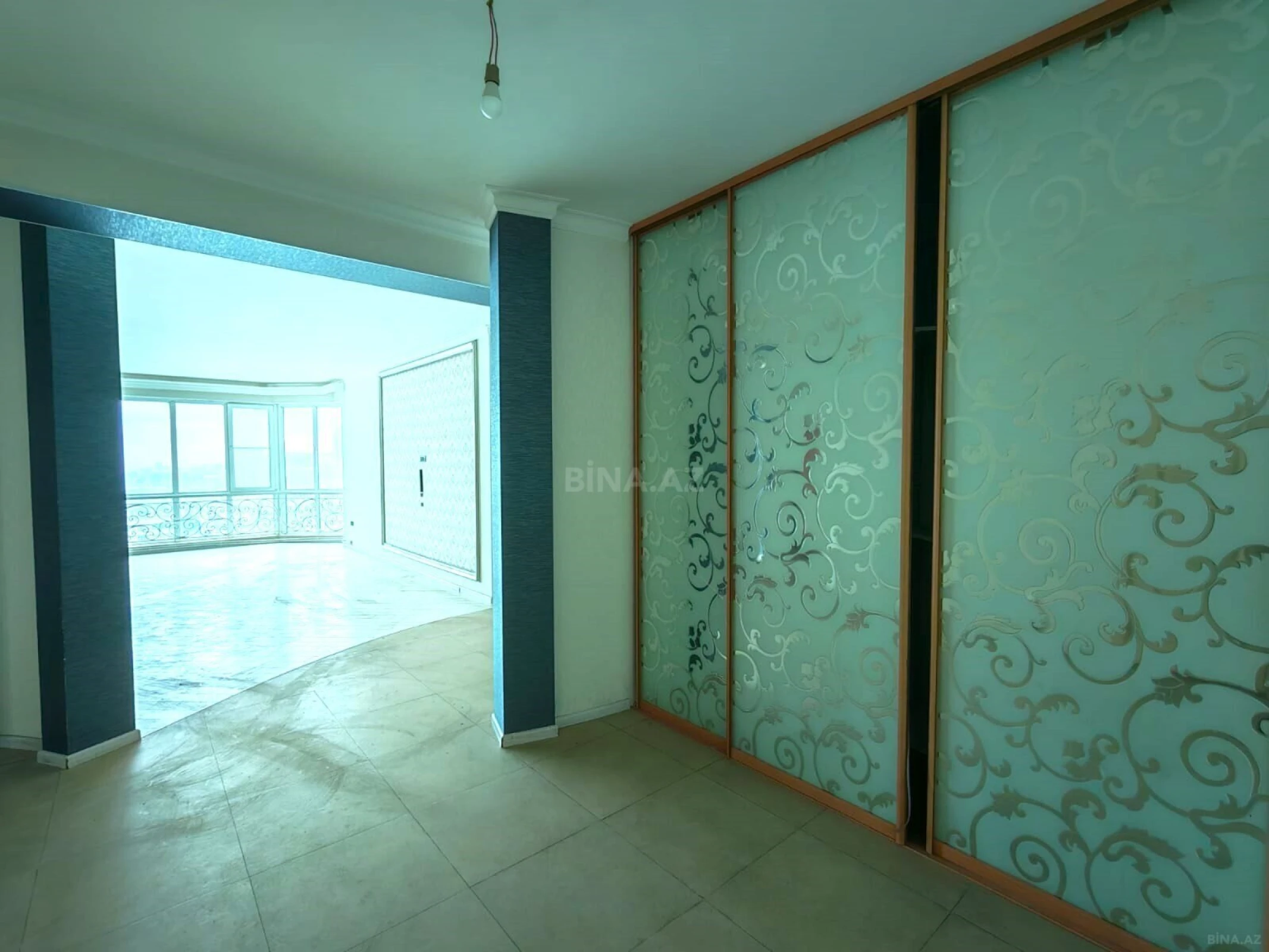 Satılır 3 otaqlı mənzil 180 m²