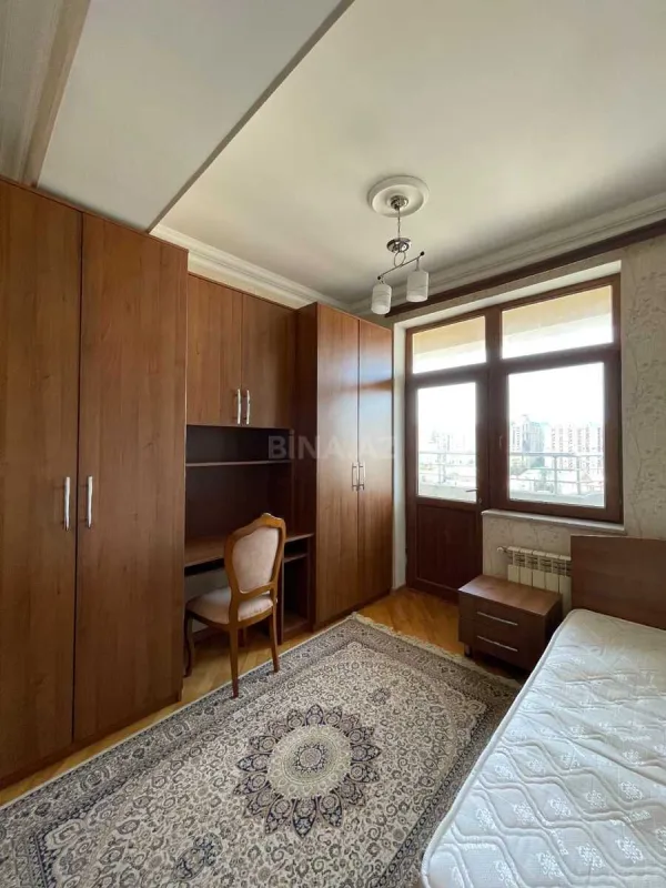 Satılır 3 otaqlı mənzil 130 m²