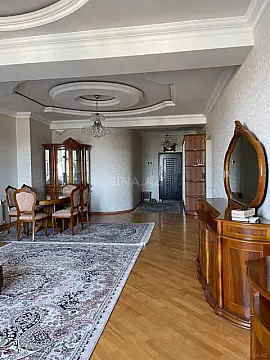 Satılır 3 otaqlı mənzil 130 m²