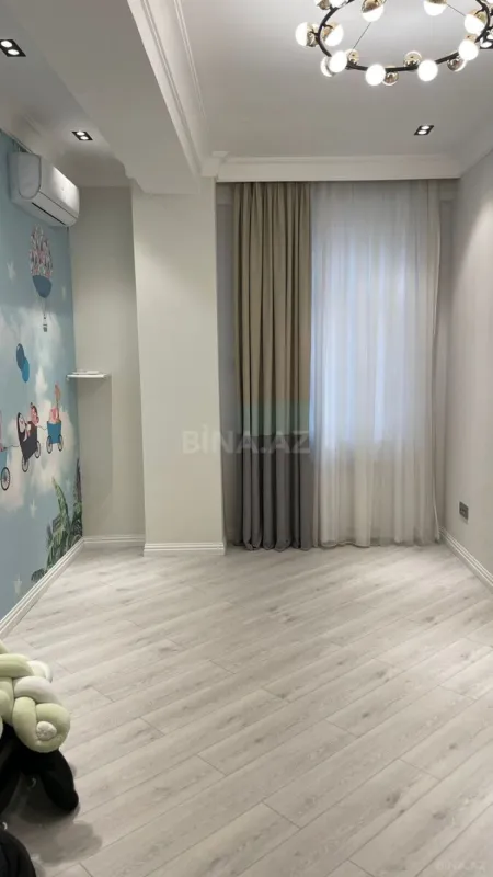 Satılır 3 otaqlı mənzil 135 m²