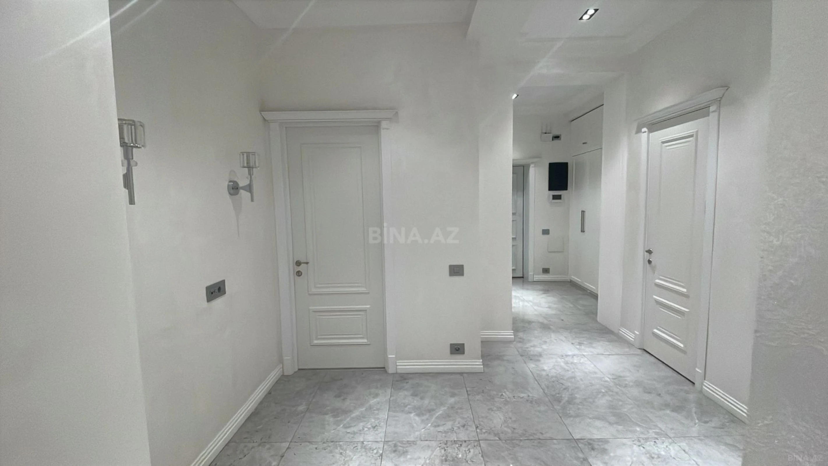 Satılır 3 otaqlı mənzil 135 m²