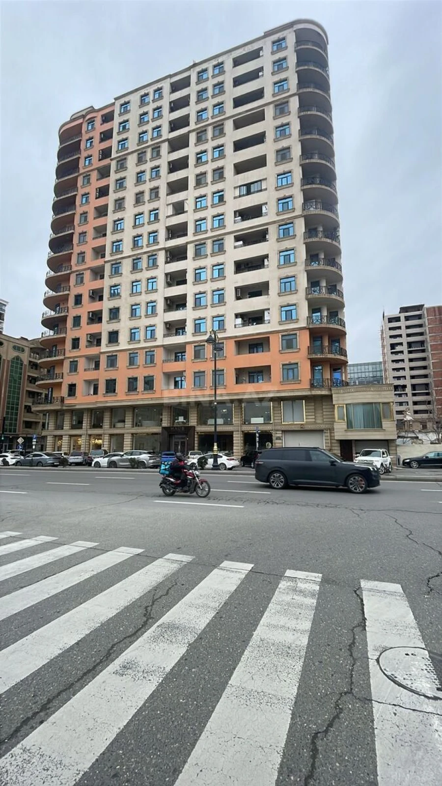 Satılır 3 otaqlı mənzil 135 m²