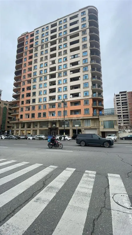 Satılır 3 otaqlı mənzil 135 m²