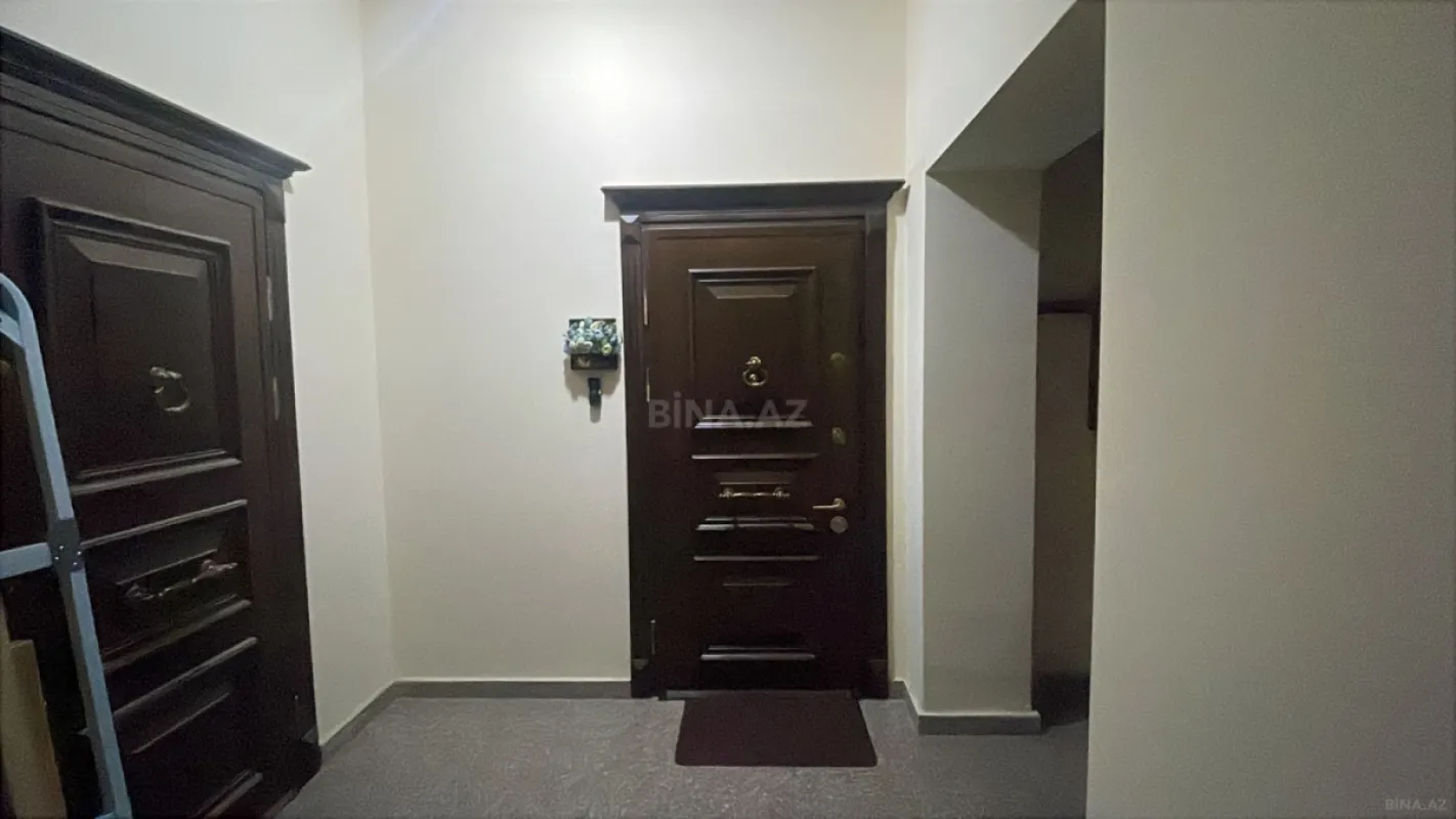 Satılır 3 otaqlı mənzil 135 m²