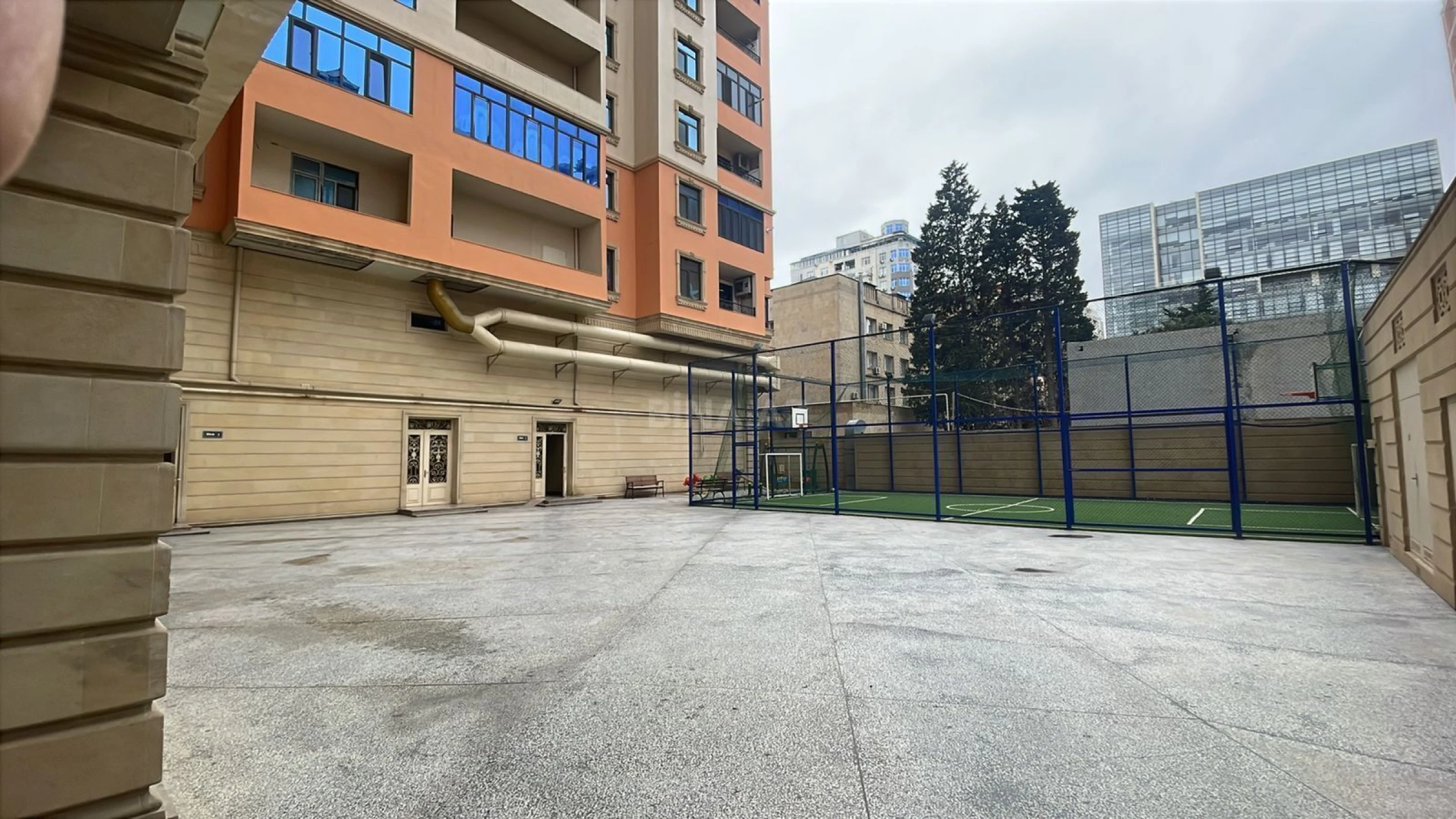 Satılır 3 otaqlı mənzil 135 m²