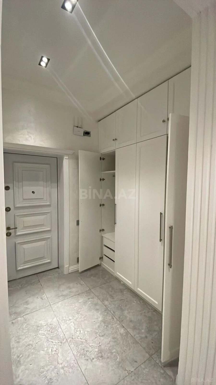 Satılır 3 otaqlı mənzil 135 m²