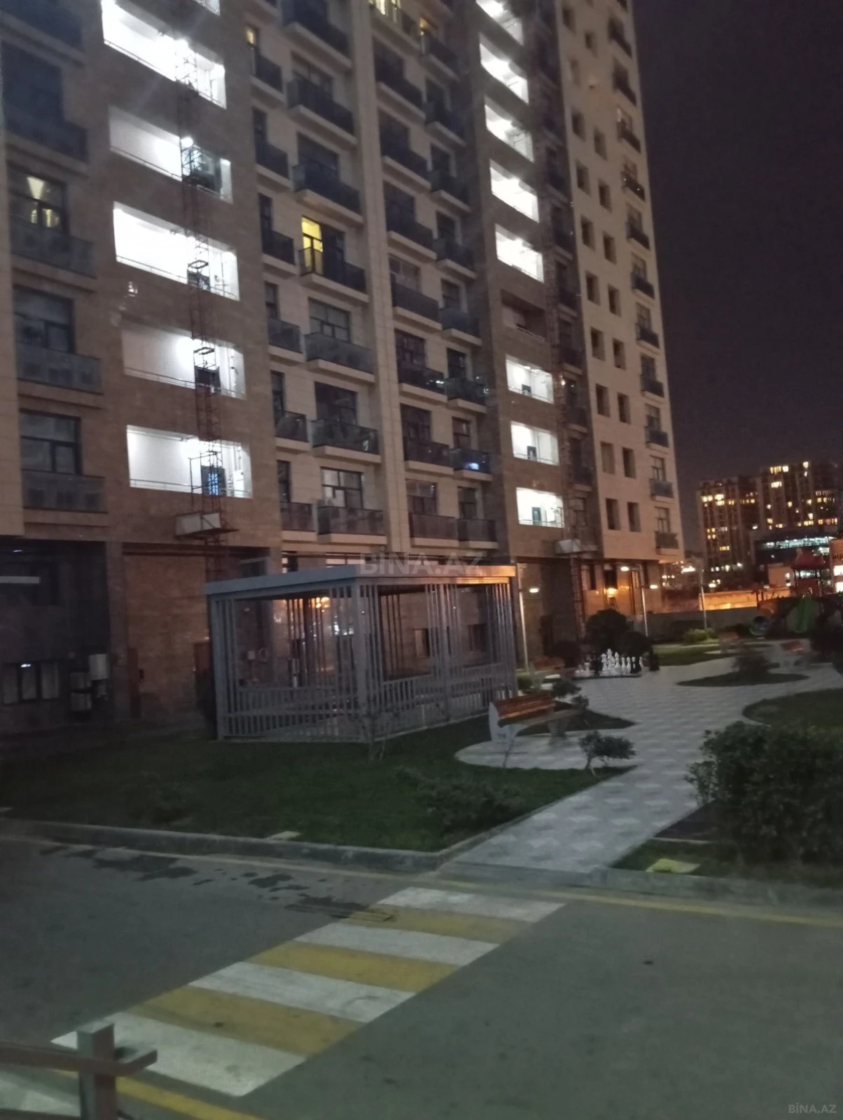 Kirayə verilir 3 otaqlı mənzil 142 m²