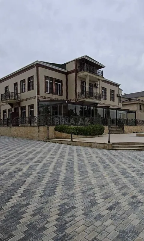 Satılır 12 otaqlı həyət evi 400 m²