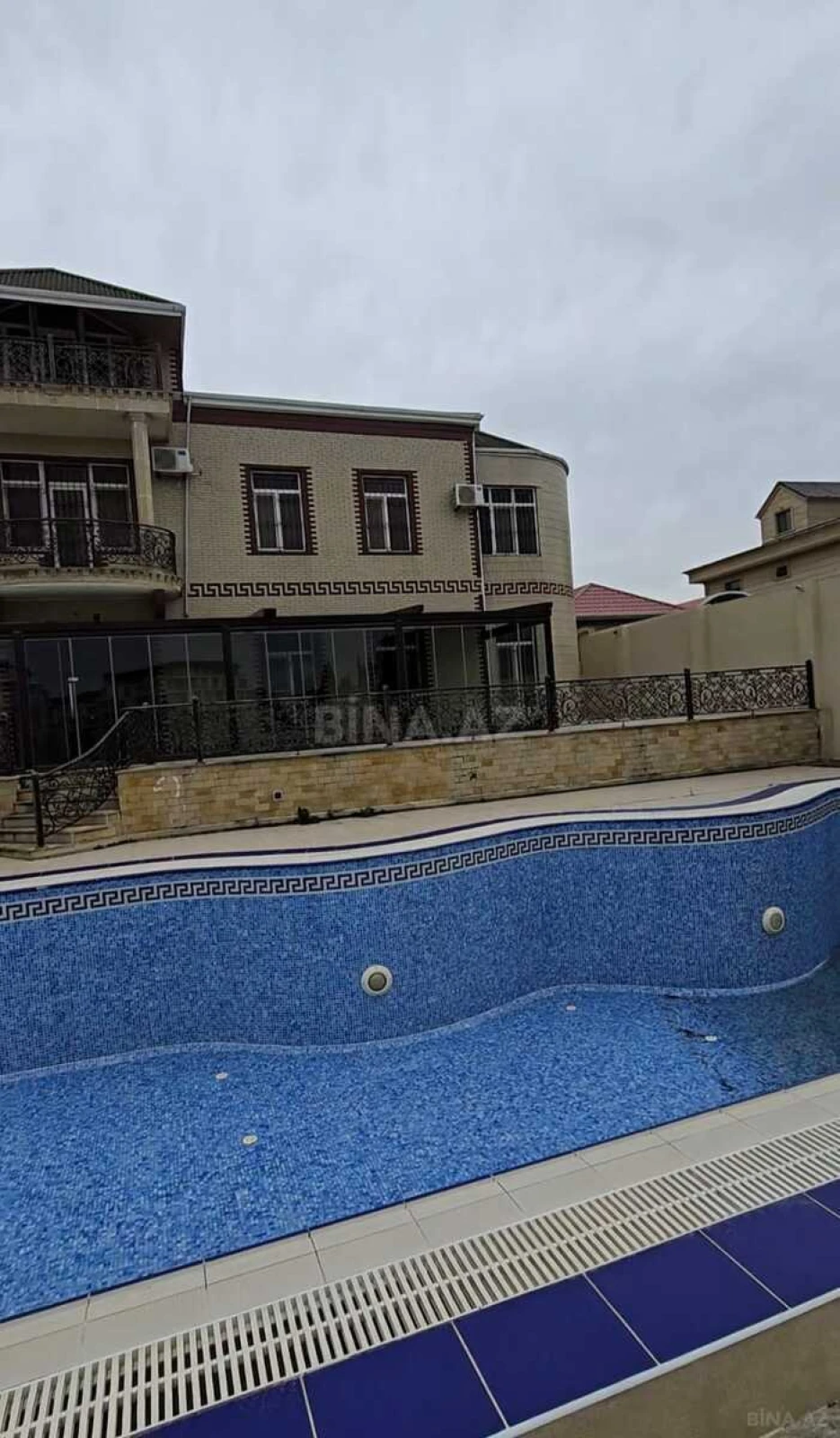 Satılır 12 otaqlı həyət evi 400 m²