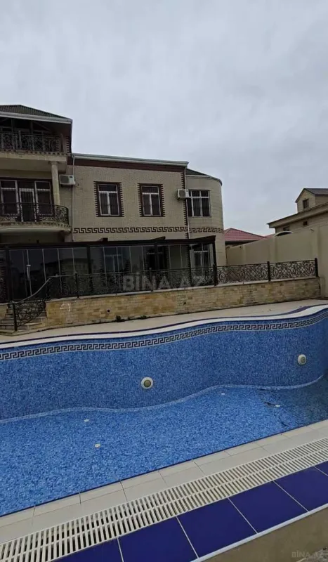 Satılır 12 otaqlı həyət evi 400 m²