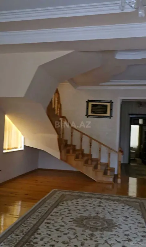 Satılır 12 otaqlı həyət evi 400 m²