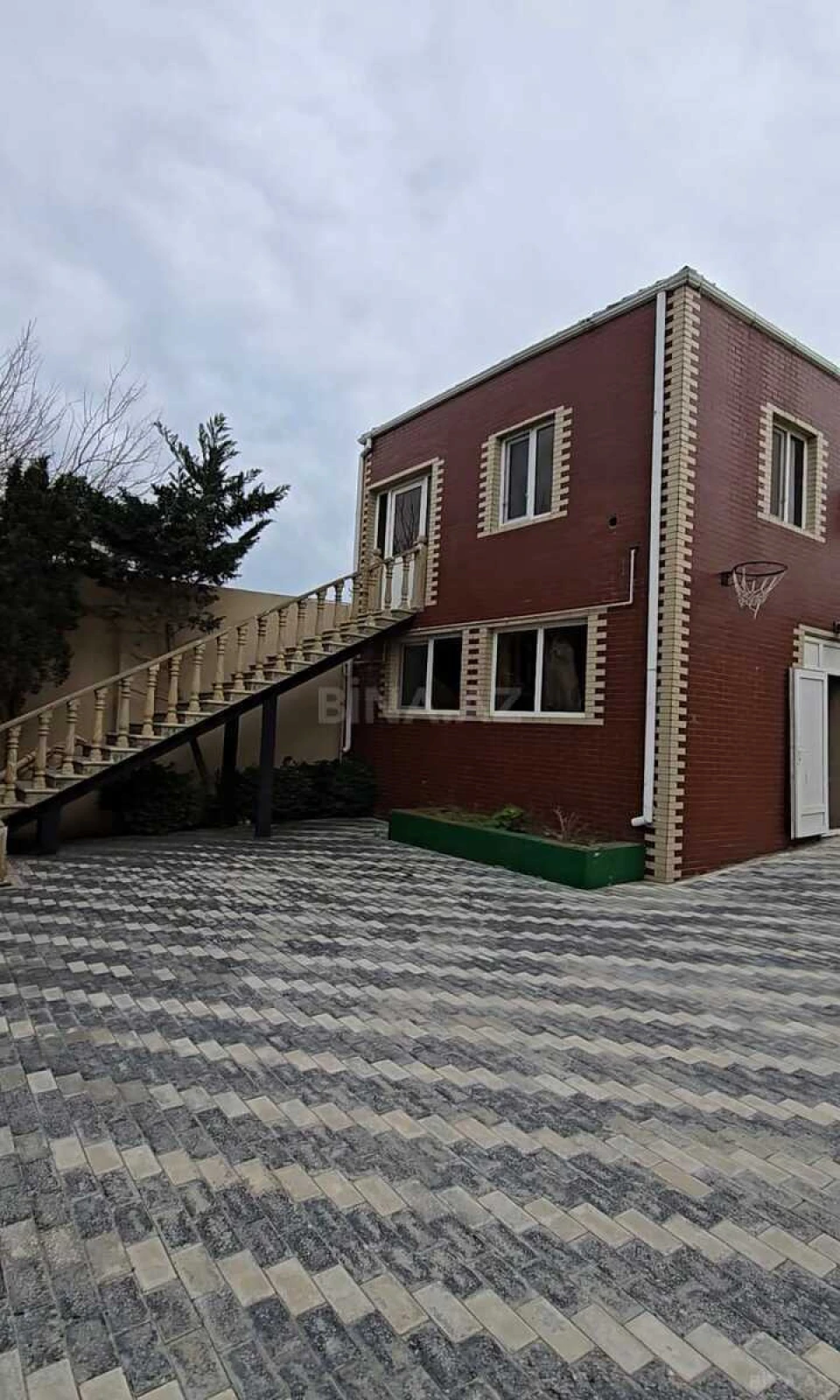 Satılır 12 otaqlı həyət evi 400 m²