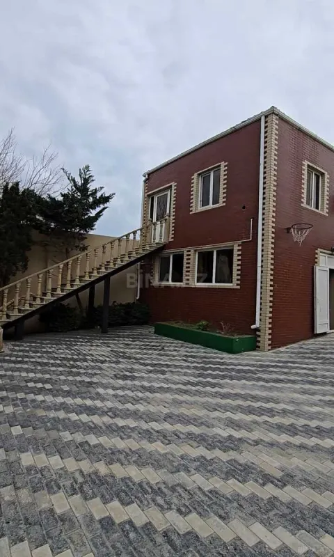 Satılır 12 otaqlı həyət evi 400 m²