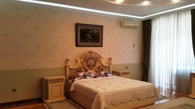 Satılır 4 otaqlı mənzil 205 m²