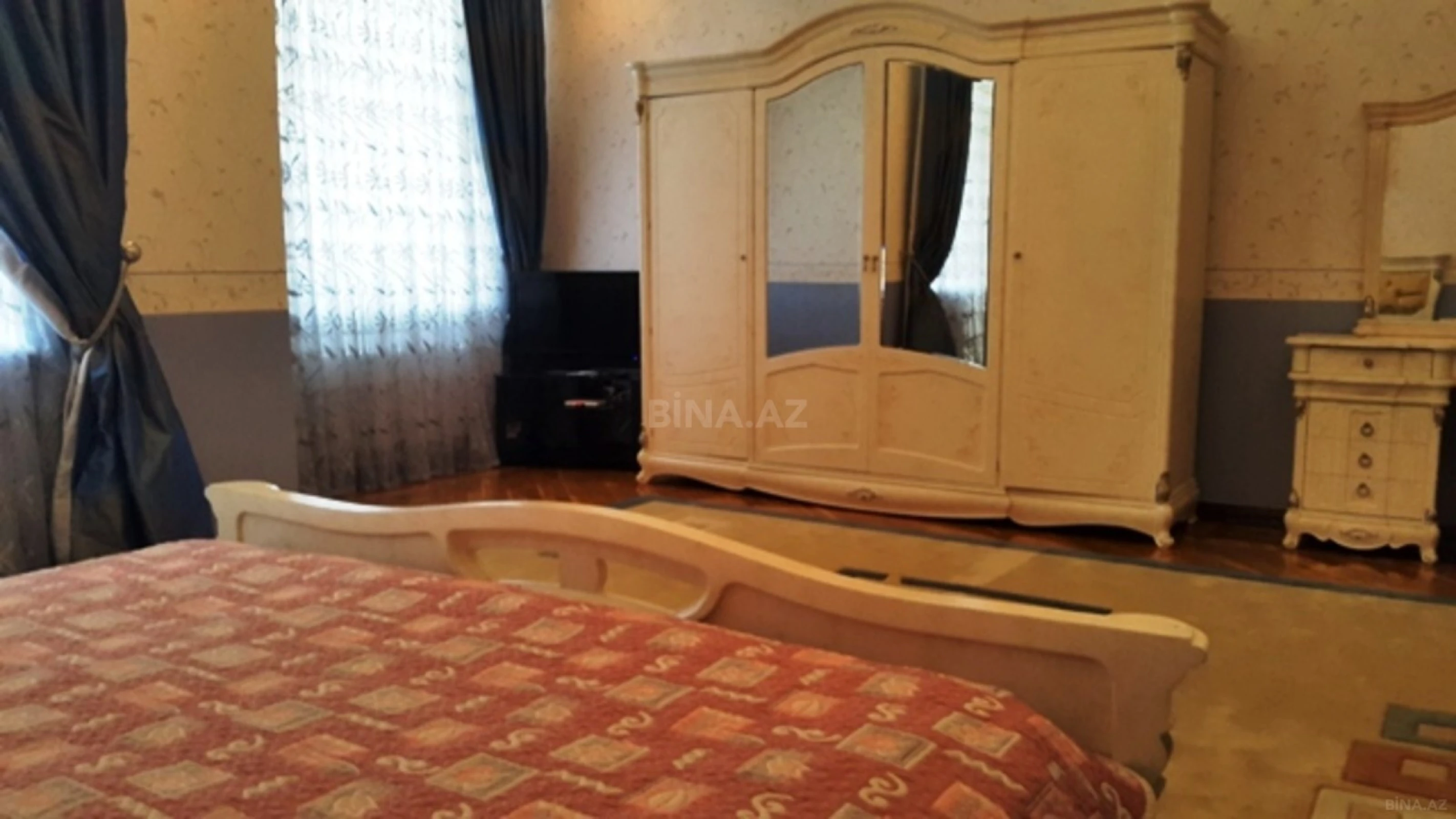 Satılır 4 otaqlı mənzil 205 m²