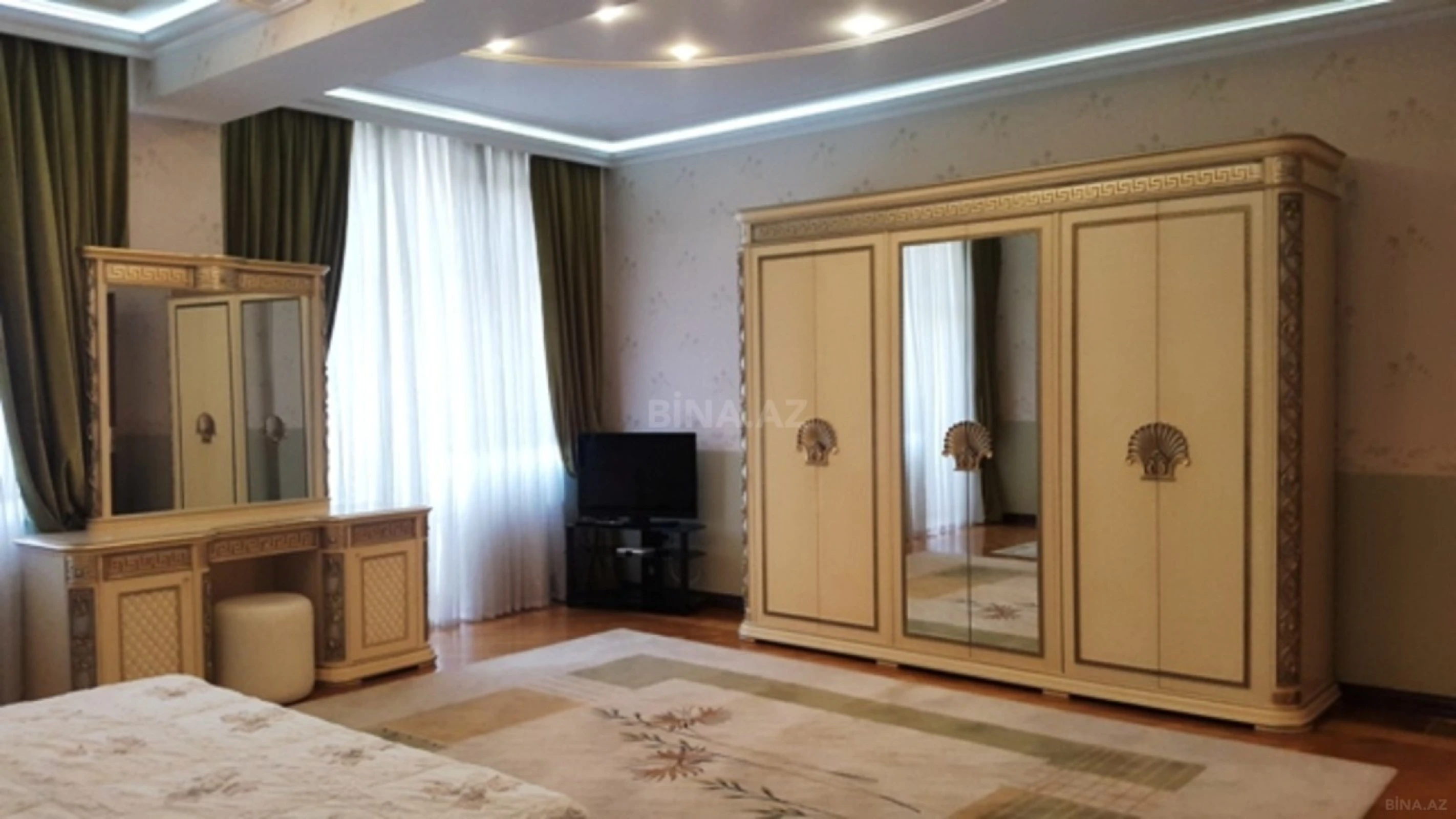 Satılır 4 otaqlı mənzil 205 m²