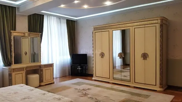 Satılır 4 otaqlı mənzil 205 m²