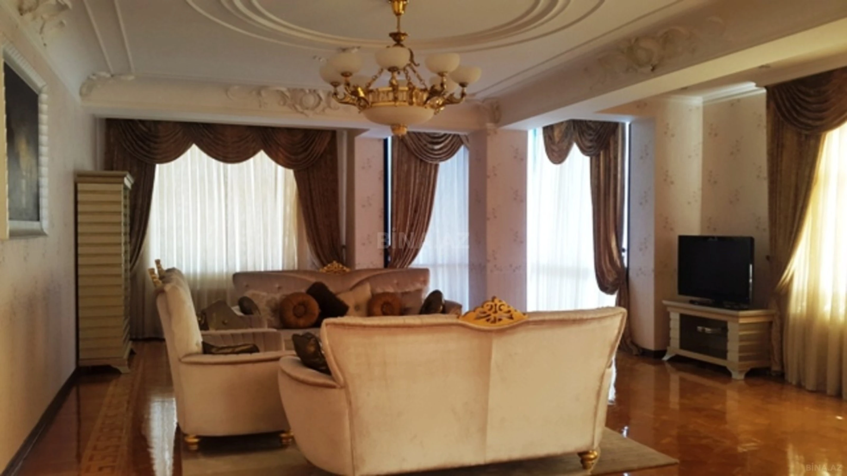 Satılır 4 otaqlı mənzil 205 m²