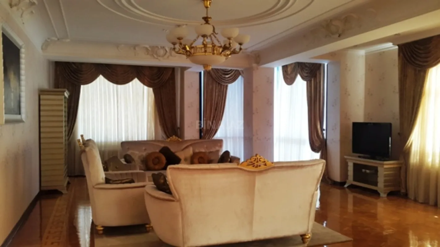 Satılır 4 otaqlı mənzil 205 m²