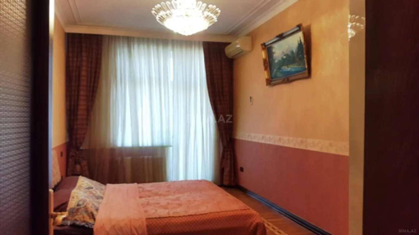 Satılır 4 otaqlı mənzil 205 m²