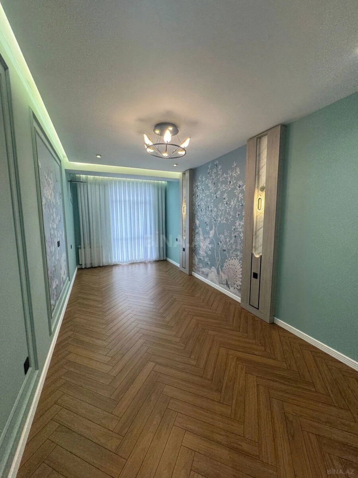 Satılır 4 otaqlı mənzil 137 m²