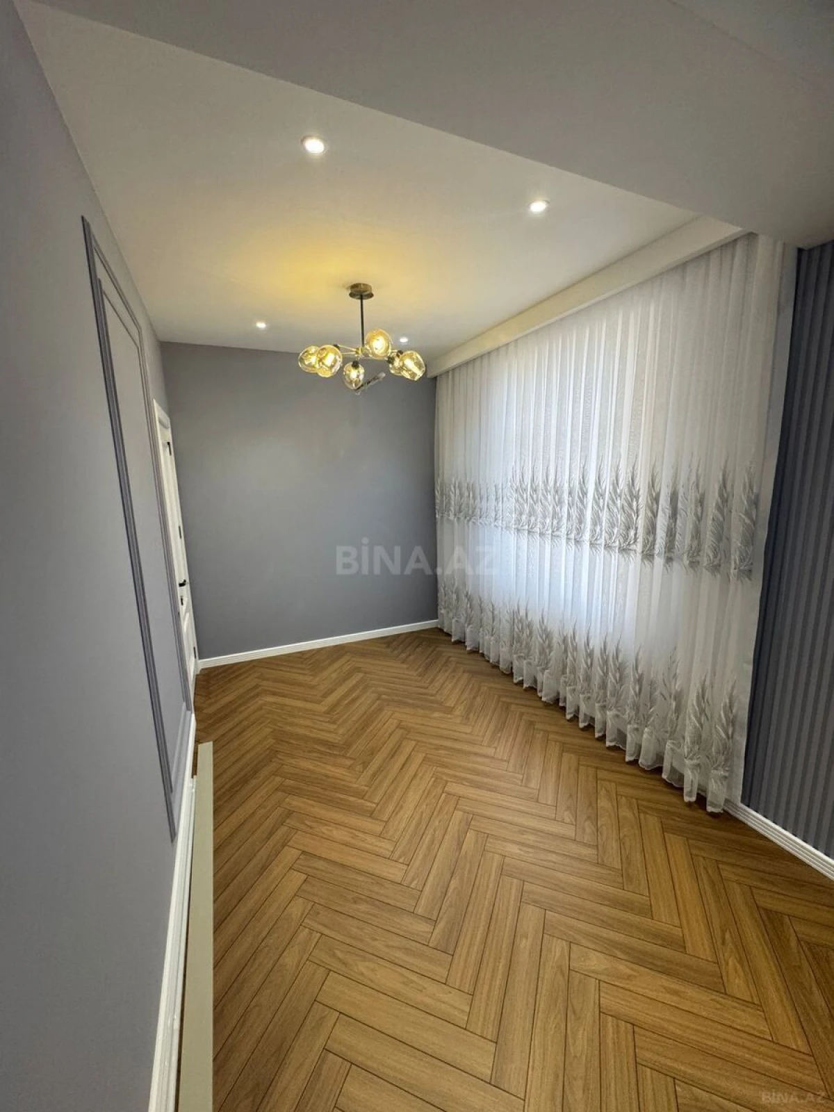 Satılır 4 otaqlı mənzil 137 m²
